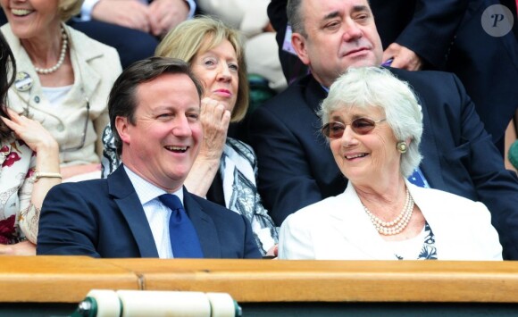 Le Premier ministre britannique David Cameron et sa mère Mary à Wimbledon le 8 juillet 2012 pour la finale opposant Andy Murray à Roger Federer.