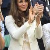 Kate Middleton et sa soeur Pippa étaient réunies à Wimbledon pour encourager depuis la loge royale Andy Murray en finale du tournoi londonien, dimanche 8 juillet 2012. Malgré l'Andymania de toute la nation et des people, l'Ecossais s'est incliné face à Roger Federer, victorieux pour la 7e fois à Wimbledon.