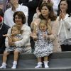 Les jumelles Myla et Charlene, avec leur maman Mirka, n'ont rien manqué du retour de leur papa Roger Federer au sommet de Wimbledon et de l'ATP, dimanche 8 juillet 2012 à Londres.