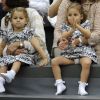 Les jumelles Myla et Charlene, avec leur maman Mirka, n'ont rien manqué du retour de leur papa Roger Federer au sommet de Wimbledon et de l'ATP, dimanche 8 juillet 2012 à Londres.