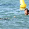 Stephen Dorff et sa petite amie dans l'eau à Saint-Tropez le 8 juillet 2012