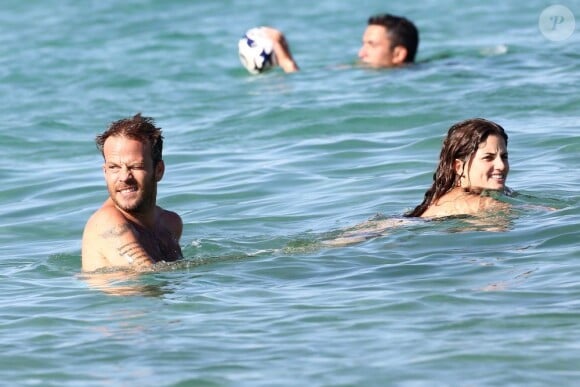 Stephen Dorff et sa petite amie dans l'eau à Saint-Tropez le 8 juillet 2012