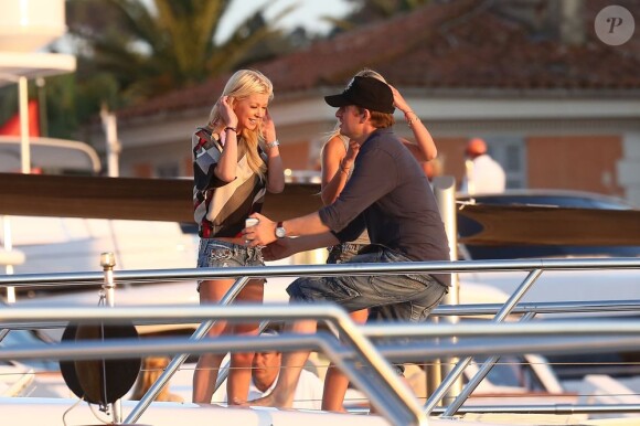 Tara Reid, son compagnon, leur ami Stephen Dorff et sa chérie, tous sur un bateau à St-Tropez le 8 juillet 2012