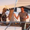 Tara Reid, son compagnon, leur ami Stephen Dorff et sa chérie, tous sur un bateau à St-Tropez le 8 juillet 2012