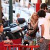 Tara Reid en terrasse du Sénéquier avec son compagnon, à St-Tropez le 8 juillet 2012