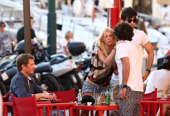 Tara Reid en terrasse du Sénéquier avec son compagnon, à St-Tropez le 8 juillet 2012