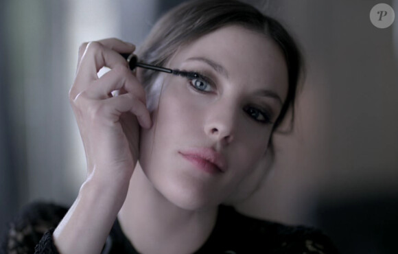 Liv Tyler dans le spot Noir Couture de Givenchy par Darren Aronofsky. Capture d'écran