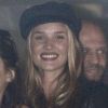 Rosie Huntington-Whiteley, ravissante et souriante, lorsqu'elle assiste au Festival Wireless à Londres le 8 juillet 2012 avec son amoureux Jason Statham et 
