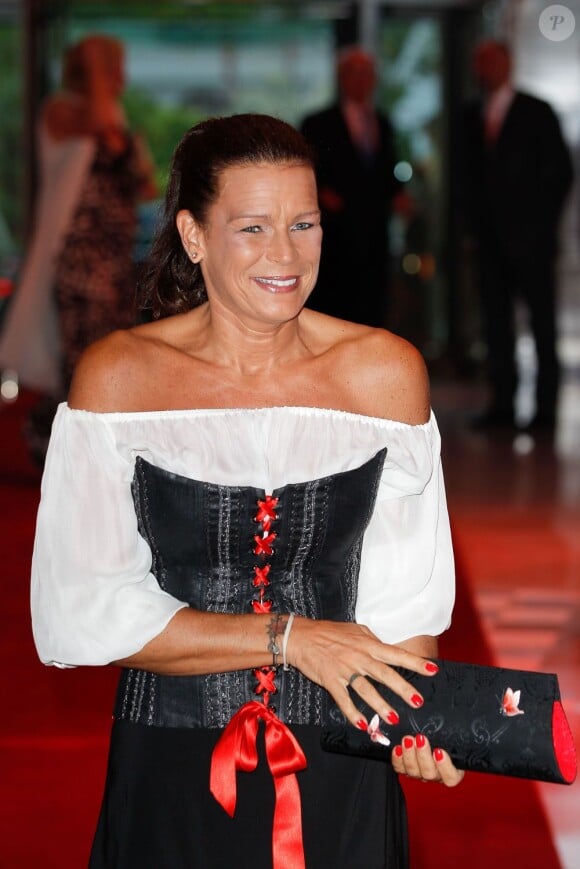 La princesse Stéphanie et son look flamenco lors du dîner-concert annuel au profit de Fight Aids Monaco, au Sporting d'été, le 9 juillet 2012. L'événement a été rythmé par Chico and the Gypsies, et animé par Marc Toesca.