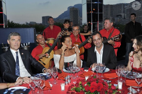 Cernée par les guitares et ravie, la princesse Stéphanie de Monaco a placé le gala estival annuel de Fight Aids Monaco sous le signe des rythmes flamenco, lundi 9 juillet 2012 au Sporting d'été de Monte-Carlo. Chico and the Gypsies ont rythmé la soirée.