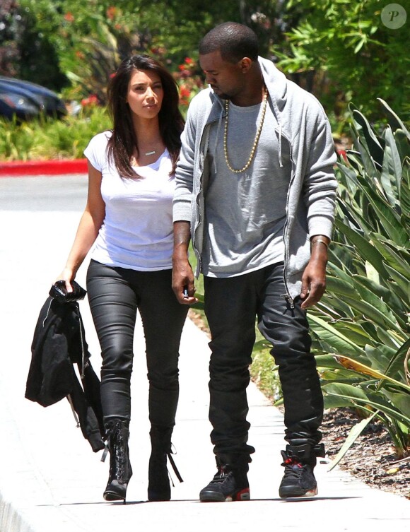 Très proches mais discrets, Kanye West et Kim Kardashian font du shopping à Woodlands Hills le 9 juillet 2012