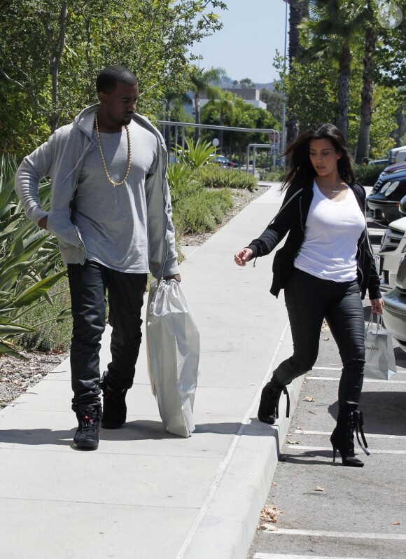 Très amoureux, Kanye West et Kim Kardashian font du shopping à Woodlands Hills le 9 juillet 2012