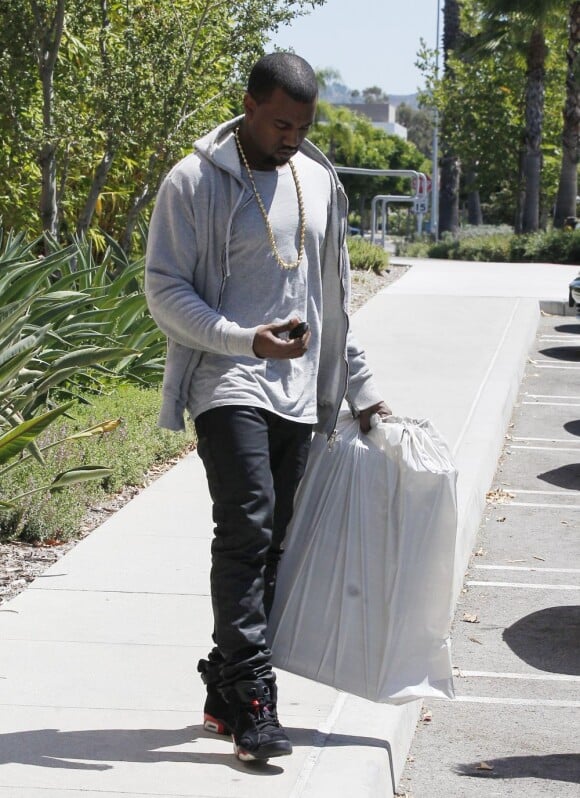 Kanye West, timide, à Woodlands Hills le 9 juillet 2012