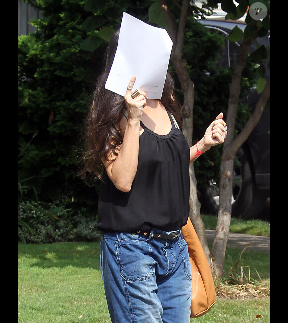 Demi Moore se cachant sur le tournage du film Very Good Girls le 9 juillet 2012 à New York