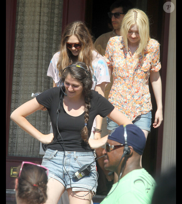 Elizabeth Olsen et Dakota Fanning sur le tournage du film Very Good Girls le 9 juillet 2012 à New York