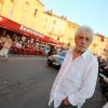 Daniel Angeli dans les rues de Saint-Tropez où il a débuté sa carrière de paparazzi, le 7 juillet 2012.