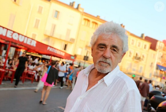 Daniel Angeli dans les rues de Saint-Tropez où il a débuté sa carrière de paparazzi, le 7 juillet 2012.