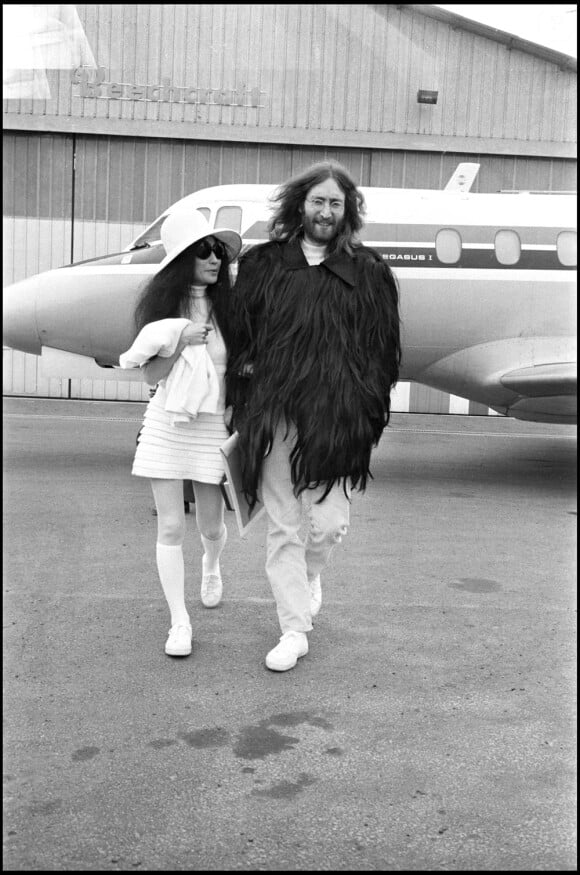 Yoko Ono et John Lennon au Bourget, photo de Daniel Angeli en 1969.
