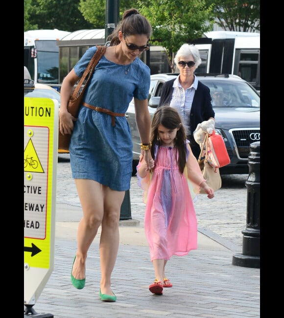 Katie Holmes et Suri Cruise, accompagnée de sa grand-mère, à New York le 10 juillet 2012