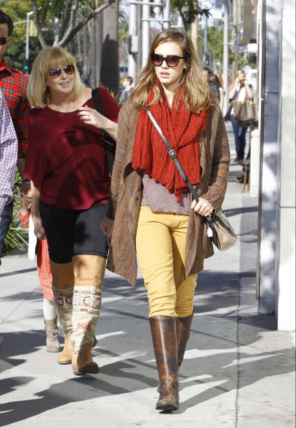 Jessica Alba et sa maman Catherine lors d'une promenade à Los Angeles en en décembre 2011
