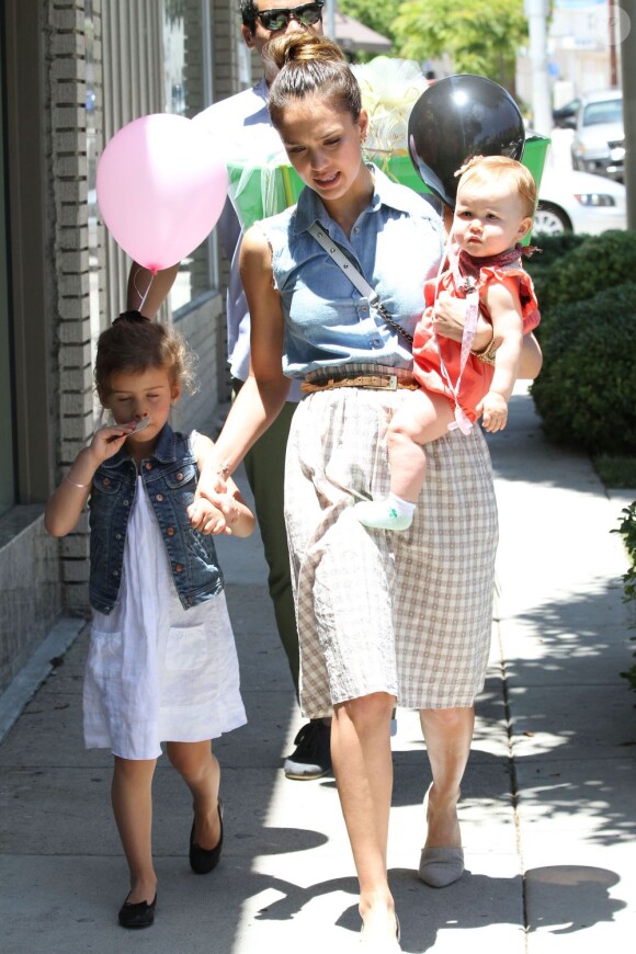 Jessica Alba et ses filles Honor et Haven à Los Angeles en juin 2012