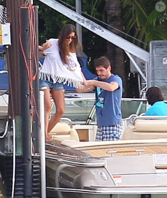Iker Casillas très prévenant envers sa compagne Sara Carbonero à Miami le 11 juillet 2012