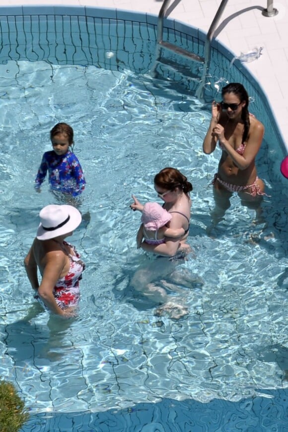 Jessica Alba, en vacances en Italie avec ses filles Honor et Haven, a profité de la piscine de son hôtel. Le 11 juillet 2012