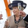 Champagne pour la reine Beatrix des Pays-Bas, le 11 juillet 2012 à Rotterdam, pour arroser la fin de la construction de la digue de Maasvlakte 2, extension du port.