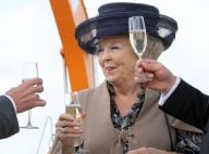 La reine Beatrix au champagne tandis que le prince Charles se ressert une bière