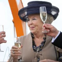 La reine Beatrix au champagne tandis que le prince Charles se ressert une bière