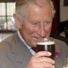 La première gorgée de bière... Le prince Charles a dégusté une bonne bière qu'il s'est lui-même fait couler lors de sa visite à la brasserie Felinfoel de Llanelli, le 12 juillet 2012, lors de sa tournée d'été annuelle au Pays de Galles.