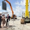 Champagne pour la reine Beatrix des Pays-Bas, le 11 juillet 2012 à Rotterdam, pour arroser la fin de la construction de la digue de Maasvlakte 2, extension du port.