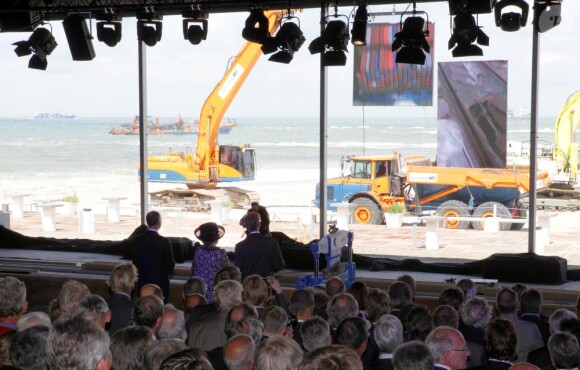 La reine Beatrix des Pays-Bas, le 11 juillet 2012 à Rotterdam, célébrait la fin de la construction de la digue de Maasvlakte 2, extension du port.