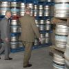 Le prince Charles a dégusté une bonne bière qu'il s'est lui-même fait couler lors de sa visite à la brasserie Felinfoel de Llanelli, le 12 juillet 2012, lors de sa tournée d'été annuelle au Pays de Galles.
