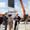 Champagne pour la reine Beatrix des Pays-Bas, le 11 juillet 2012 à Rotterdam, pour arroser la fin de la construction de la digue de Maasvlakte 2, extension du port.