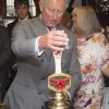 Le prince Charles a dégusté une bonne bière qu'il s'est lui-même fait couler lors de sa visite à la brasserie Felinfoel de Llanelli, le 12 juillet 2012, lors de sa tournée d'été annuelle au Pays de Galles.