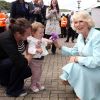 Le prince Charles et Camilla Parker Bowles à Aberaeron le 11 juillet 2012, lors de leur tournée d'été annuelle au Pays de Galles.