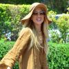 Rachel Zoe, souriante sous le soleil de Malibu, en maxi-robe camel et sandales compensées. Le 11 juillet 2012.