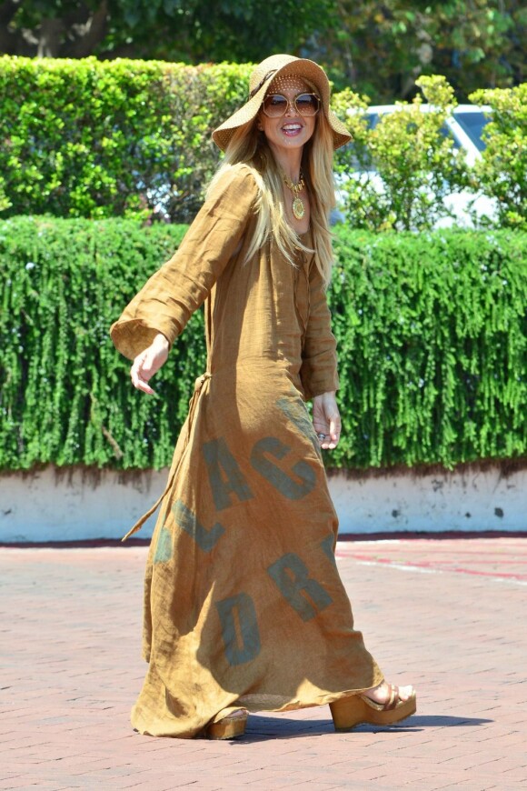 Rachel Zoe, souriante sous le soleil de Malibu, en maxi-robe camel et sandales compensées. Le 11 juillet 2012.