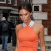 Victoria Beckham porte une robe Victoria Beckham issue de sa collection printemps-été 2012, accessoirisée d'une pochette et de talons nudes. Londres, le 9 juillet 2012.
