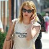 Emma Roberts ne jure plus que par le mini-short qu'elle porte ici en noir, avec des bottines cloutées Chloé et un sac Christian Louboutin. New York, le 10 juillet 2012.