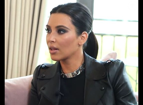 Kim Kardashian parle de mode et de beauté dans The Look avec Laura Brown pour le magazine Harper's Bazaar.