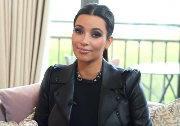 Kim Kardashian s'improvise maquilleuse dans The Look avec Laura Brown pour le magazine Harper's Bazaar.
