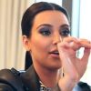 Kim Kardashian répère ses gestes sur le visage de Laura Brown pour le magazine Harper's Bazaar.