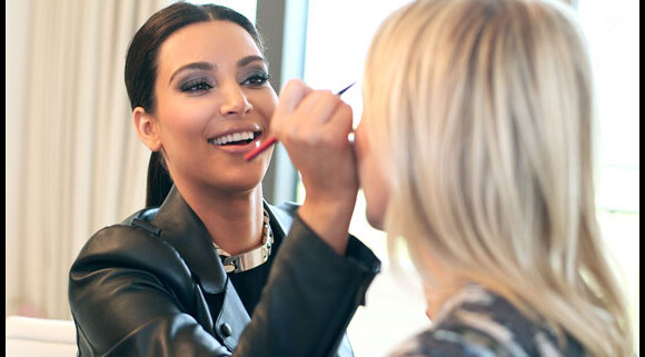 Kim Kardashian en plein tutorial maquillage avec Laura Brown pour le magazine Harper's Bazaar.
