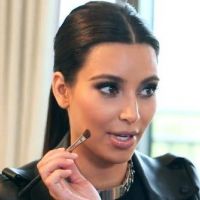 Kim Kardashian s'improvise maquilleuse et prodigue ses conseils beauté