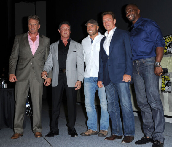 Dolph Lundgren, Sylvester Stallone, Randy Couture, Arnold Schwarzenegger et Terry Crews lors de la présentation d'Expendables 2 au Comic Con de San Diego, le 12 juillet 2012.