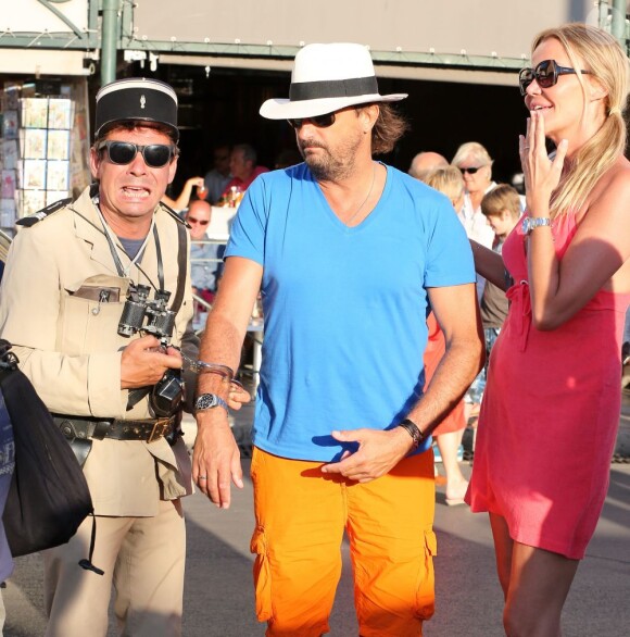 Scène hilarante avec un faux gendarme : Henri Leconte et sa femme Florentine en vacances à Saint-Tropez le 13 juillet 2012