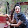 Dita Von Teese au volant d'une Ford vintage à Los Angeles le 13 juillet 2012