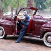 Poseuse, Dita Von Teese au volant d'une Ford vintage à Los Angeles le 13 juillet 2012